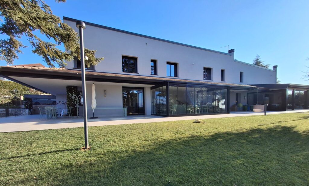 Villa privata con struttura ricettiva – Comfort e design contemporaneo 11 bocchi 11 vista frontale